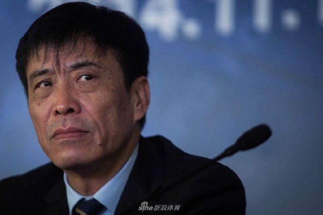 求你念在同学一场的份上......叶辰淡淡问她：毕丽娜，同学一场，你刚才为什么侮辱我、侮辱我的老婆？毕丽娜痛哭流涕道：班长，我刚才一时糊涂，都怪我嘴贱，请你原谅我吧......叶辰说：人不犯我，我不犯人，但是人若犯我，我也决不饶人。